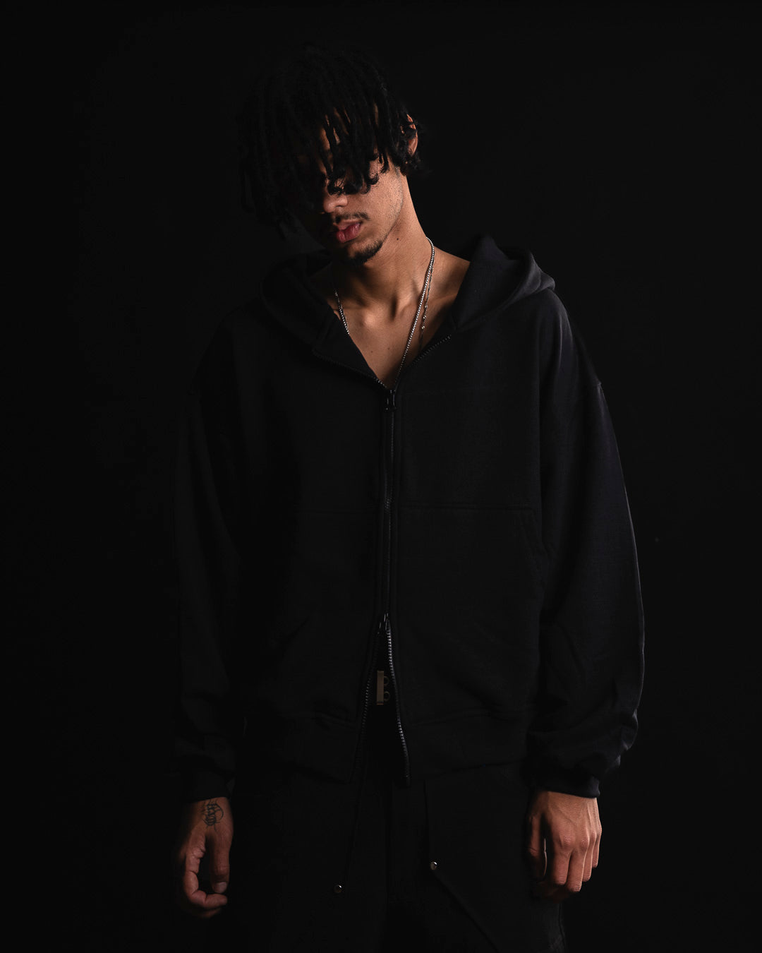 HOODIE BÁSICO BLACK. (DOBLE CARRO)