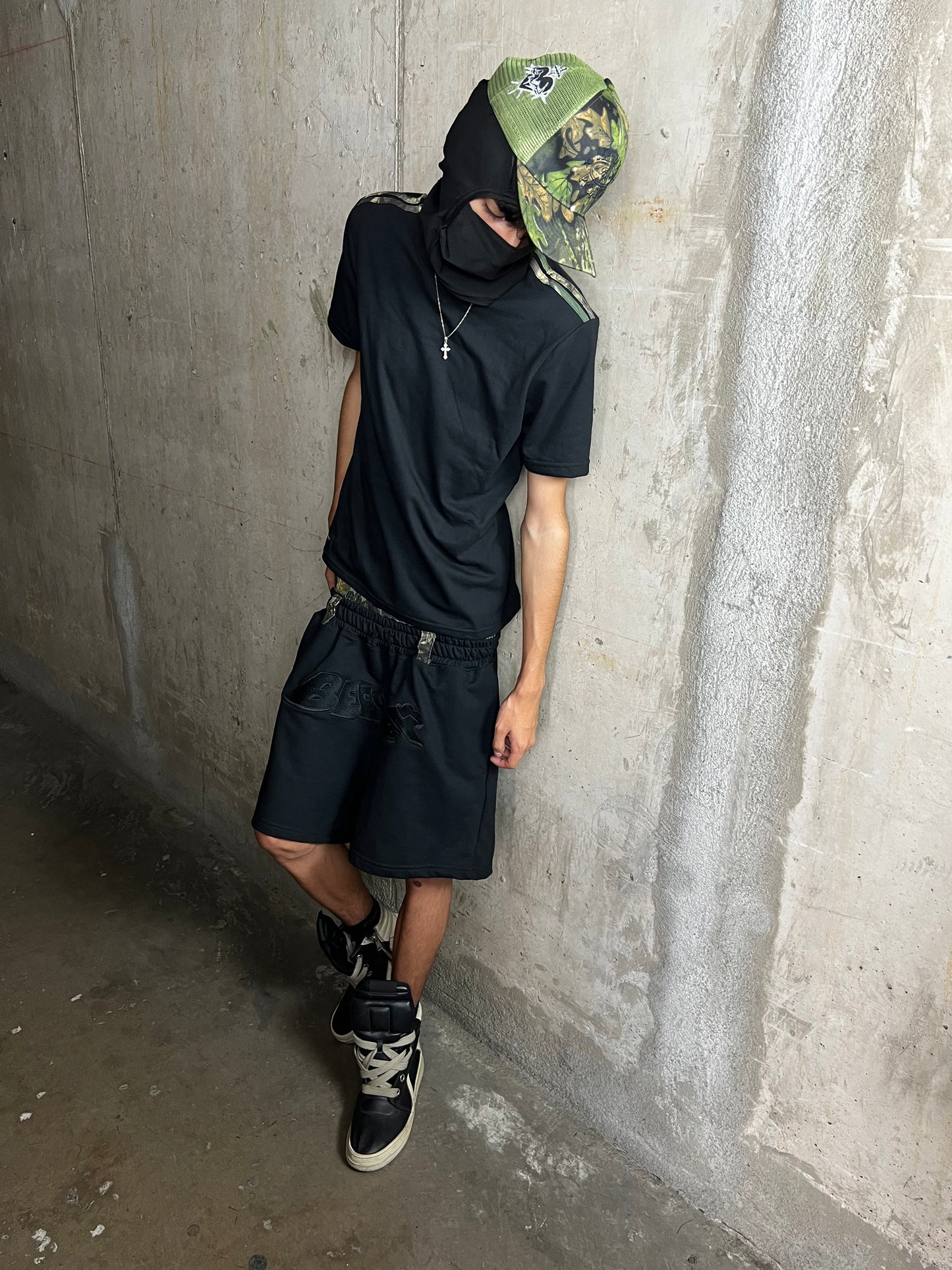 POLERA SLIM FIT LÍNEAS CAMO