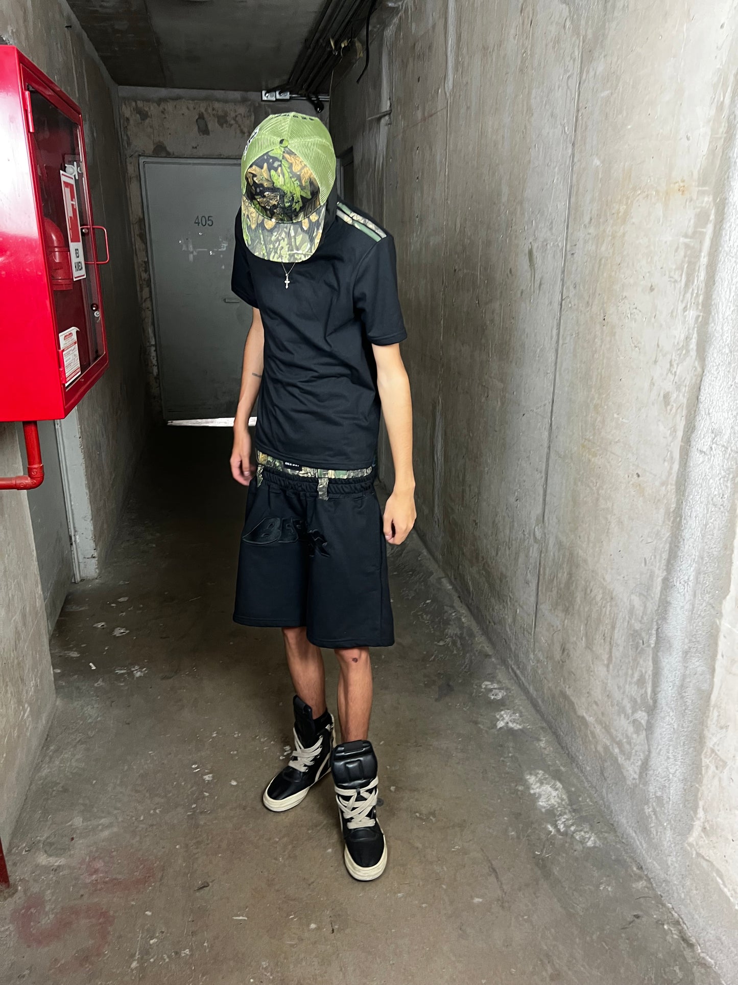 POLERA SLIM FIT LÍNEAS CAMO